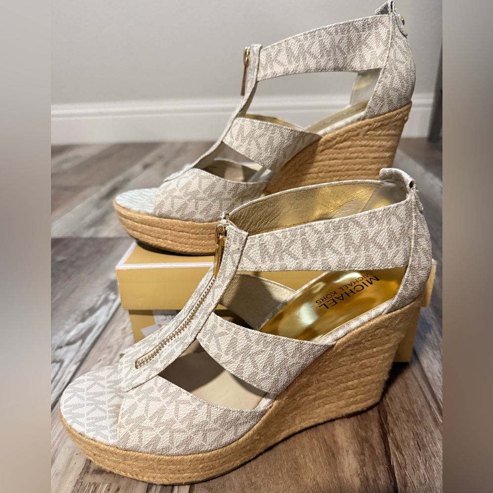 Michael Kors Size 9.5M Womens Vanilla Damita Wedge Logo MK Signature Sandals
